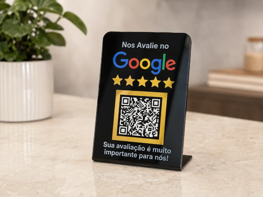 Placa preta com QR code em acabamento dourado para avaliação no Google sobre um balcão