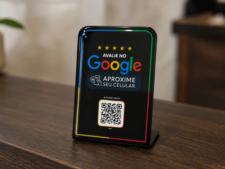 Placa resinada preta com QR code e NFC para avaliação no Google sobre um balcão de madeira